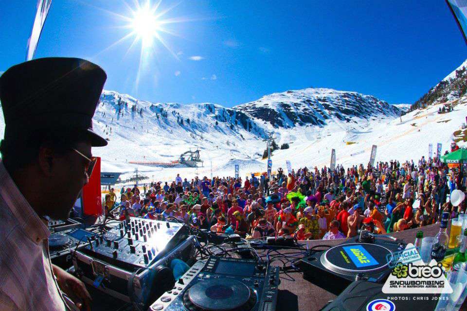 Skii and snowboarding with music in snowbombing